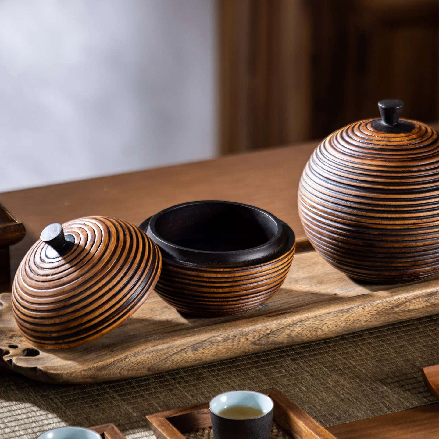 縞模様の無垢材の密閉保存瓶（蓋付き）